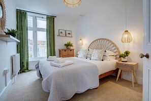 6 makuuhuonetta, työpöytä, silitysrauta/-lauta, vauvan matkasänky