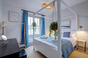 6 habitaciones, escritorio y tabla de planchar con plancha