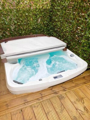 Outdoor spa tub - Amazing coastal house, with beautiful sea views (Cromer)