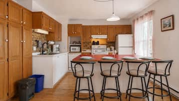 Fridge, stovetop