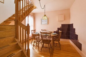 Dining - Chez Claude appartement millésimé-free parking (Québec City)