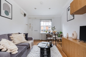 40-inch Smart TV with satellite channels - Cozy 1BR Apartment near Covent Garden (London)