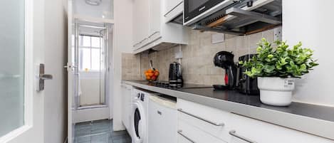 Espresso maker, coffee/tea maker, electric kettle, toaster