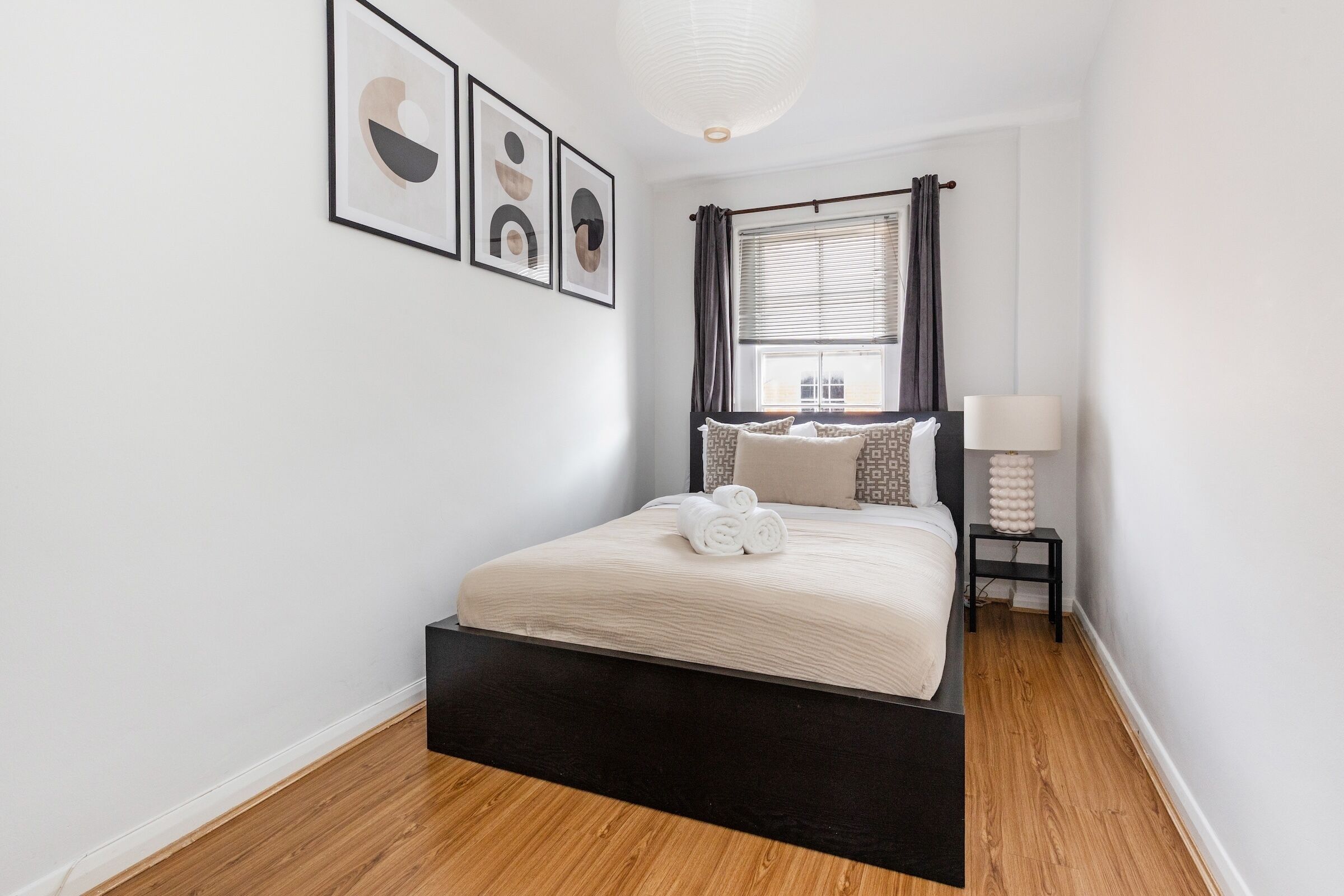 Tabla de planchar con plancha, cunas, wifi gratis y ropa de cama 