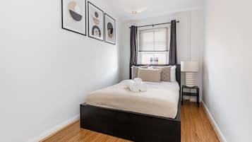 Tabla de planchar con plancha, cunas, wifi gratis y ropa de cama