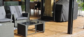 Retro 70s tree house with all-day terrace