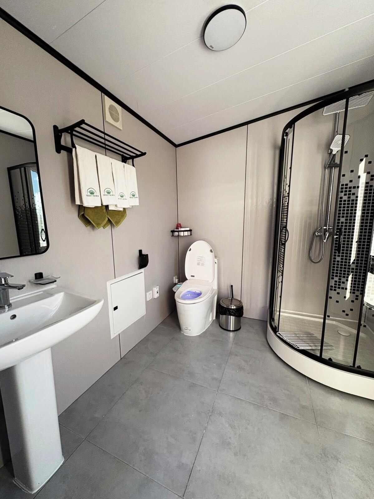 Firemannsrom, fjellutsikt | Bad | Dusj, hårføner, tøfler og håndklær