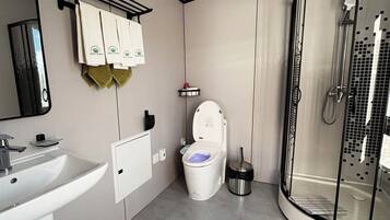 Firemannsrom, fjellutsikt | Bad | Dusj, hårføner, tøfler og håndklær