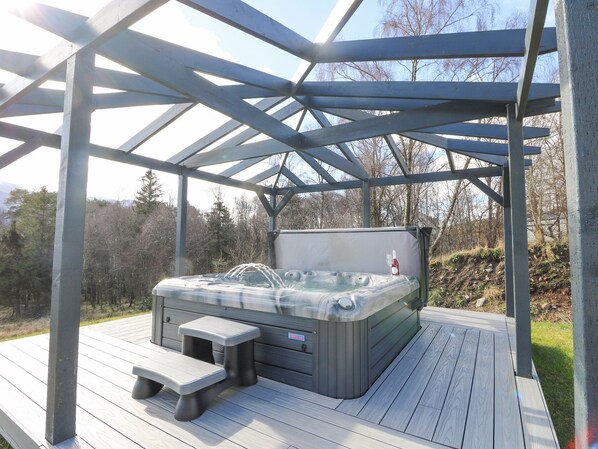 Outdoor spa tub - Macgregor Ranch (Spean Bridge)