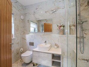 Shower - Macgregor Ranch (Spean Bridge)