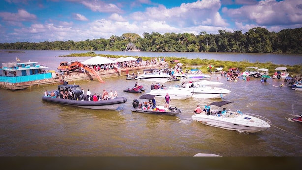 A crowded lake with multiple boats and a dock area. - Paramaribo Villa for 8 People, 4 Bedrooms, Full Air Conditioning, Near the Mall, Including Housekeeping Service! (Paramaribo)