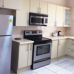 Mikrovågsugn, ugn, spishäll och diskmaskin