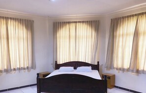 4 室のベッドルーム、アイロン / アイロン台、WiFi (無料)、ベッドシーツ