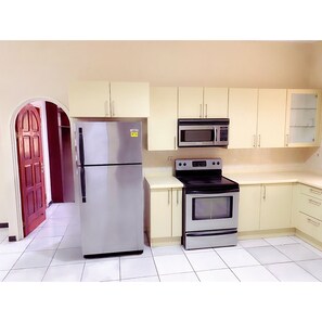 Microondas, horno, placa de cocina, lavavajillas