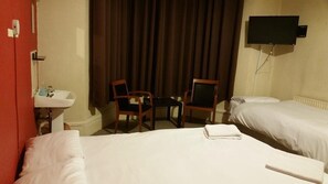 Basic Triple Room | In-room safe, desk, free WiFi