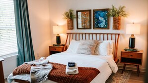 A neatly made bed with a brown blanket, two bedside tables with lamps, and two wall-mounted paintings. - Mid-Term Discounts - Near Downtown, UGA, Hospital (Athens)