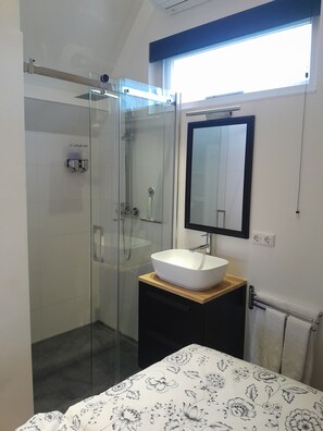 Shower, hair dryer, towels, soap - Lovely new apartment, complete tranquility just 15 minutes from Amsterdam (Kortenhoef)