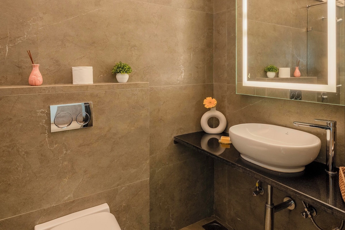 Deluxe Apartment | Bathroom | Towels, soap, shampoo, toilet paper
