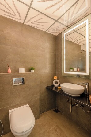 Deluxe Apartment | Bathroom