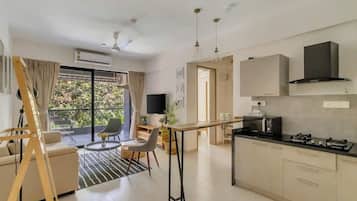 Deluxe Apartment | Laptop workspace, free WiFi