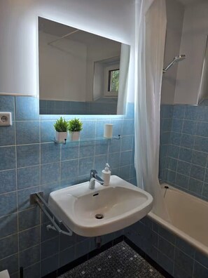 Hair dryer, towels, soap, toilet paper - AllerGrün apartment, terrace, garden, parking space! (Verden (Aller))