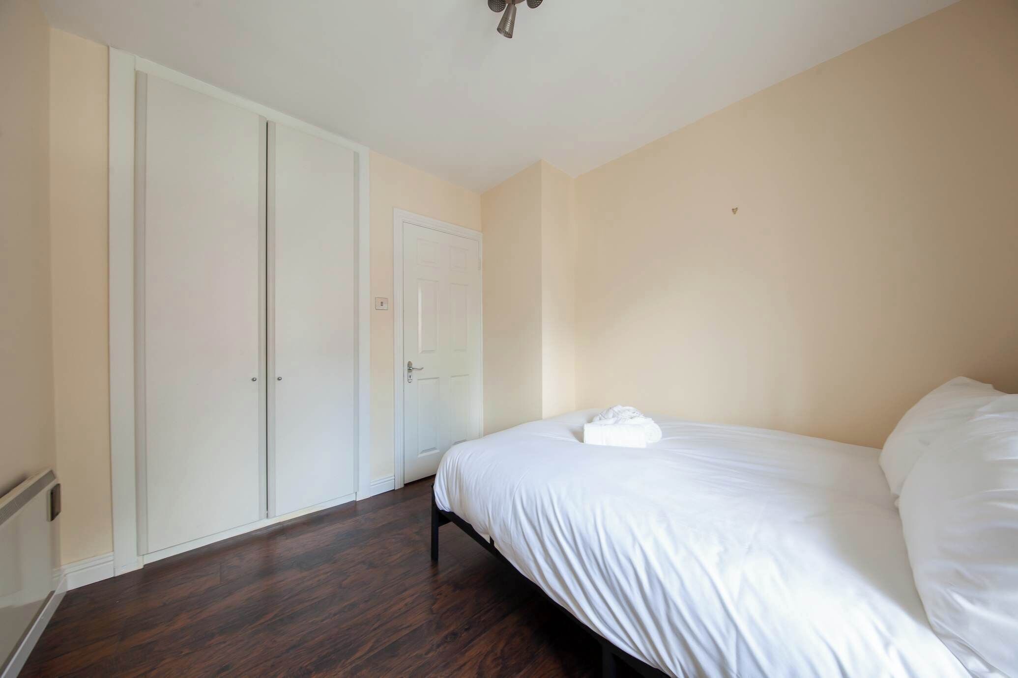 2 bedrooms, iron/ironing board, internet, bed sheets