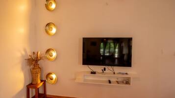 Vila superluxo, 4 quartos, vista para o jardim | TV