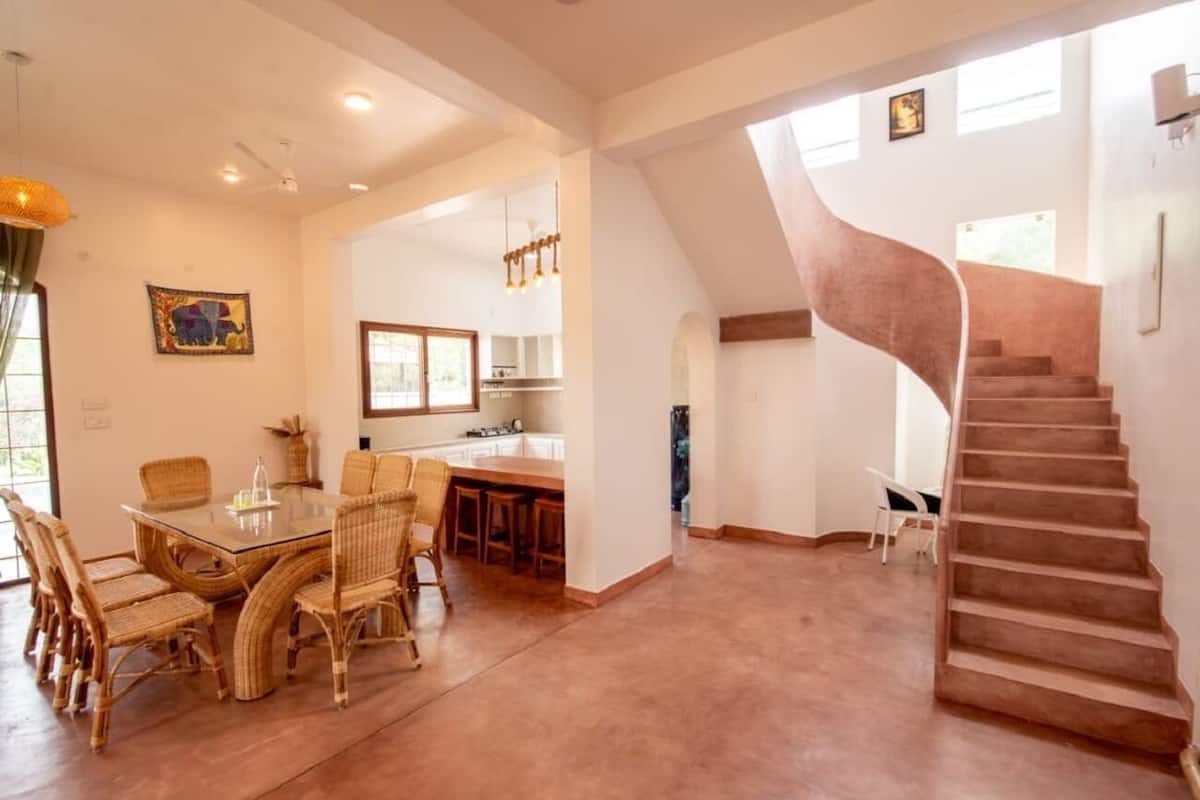 Vila premium, 4 quartos, vista para o jardim | Área de estar | TV de tela plana