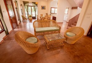 Luksusvilla, 4 soverom, hageutsikt | Oppholdsområde | Flatskjerm-TV