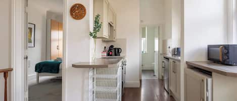 Microondas, horno, placa de cocina, cafetera/tetera