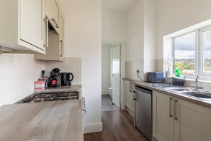 Private kitchen - Refurbished Modern 2BD Flat, Lower Oldfield Park (Bath and North East Somerset)