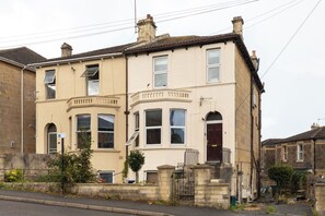 Exterior - Refurbished Modern 2BD Flat, Lower Oldfield Park (Bath and North East Somerset)