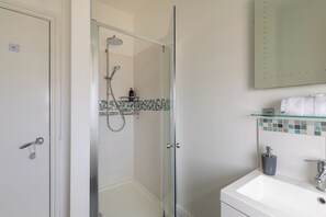 Shower, hair dryer, shampoo - Refurbished Modern 2BD Flat, Lower Oldfield Park (Bath and North East Somerset)