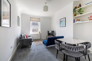TV - Refurbished Modern 2BD Flat, Lower Oldfield Park (Bath and North East Somerset)