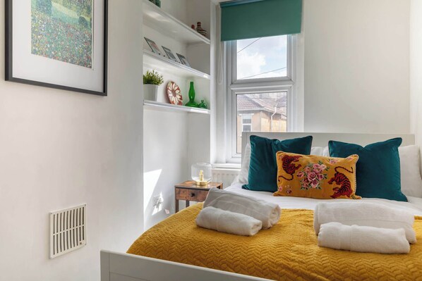 2 bedrooms, iron/ironing board, Internet, bed sheets