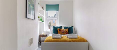 2 bedrooms, iron/ironing board, internet, bed sheets