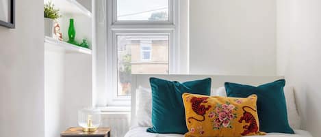 2 bedrooms, iron/ironing board, Internet, bed sheets