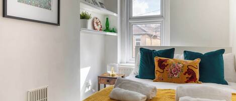 2 slaapkamers, een strijkplank/strijkijzer, internet, beddengoed