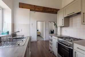 Microondas, horno, parrilla de estufa y cafetera y tetera