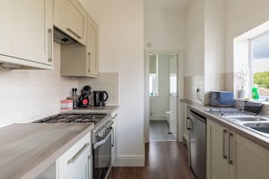 Private kitchen - Refurbished Modern 2BD Flat, Lower Oldfield Park (Bath and North East Somerset)