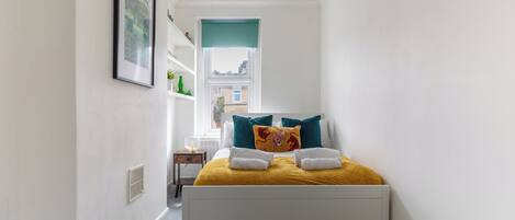 2 bedrooms, internet, bed sheets