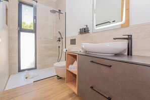 Articles de toilette (gratuits), séchoir à cheveux, peignoirs