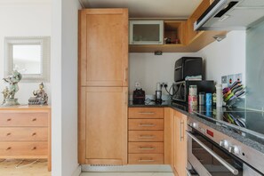 Private kitchen - Eclectically Curated 2BD Flat in Canary Wharf (Greater London)