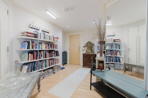 Interior - Eclectically Curated 2BD Flat in Canary Wharf (Greater London)