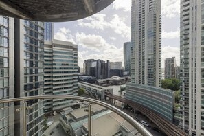 Property grounds - Eclectically Curated 2BD Flat in Canary Wharf (Greater London)
