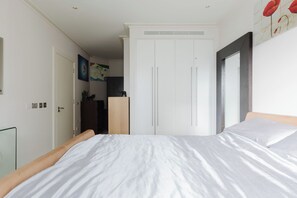 Room - Eclectically Curated 2BD Flat in Canary Wharf (Greater London)
