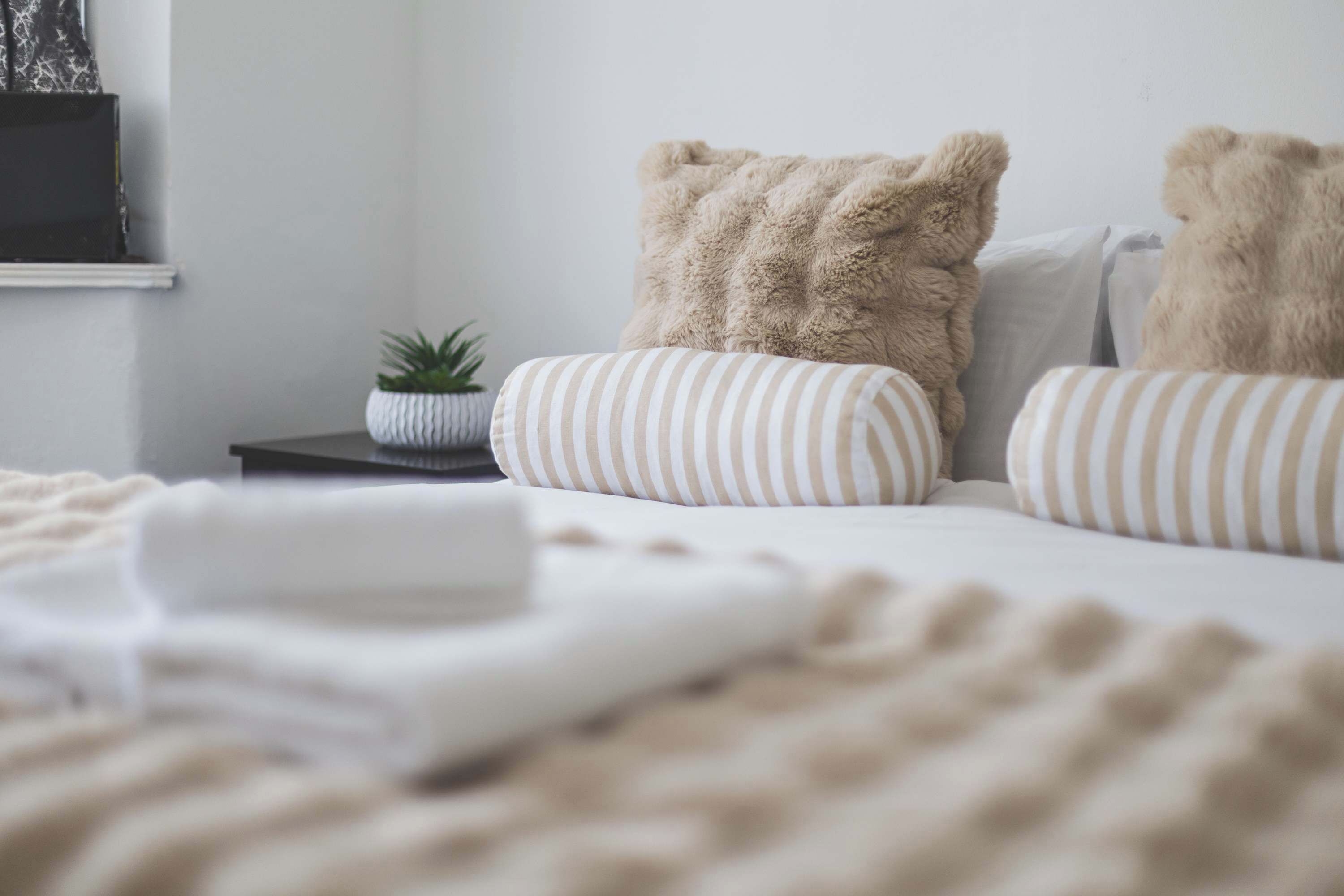 5 bedrooms, iron/ironing board, Internet, bed sheets