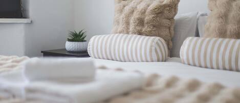 5 bedrooms, iron/ironing board, Internet, bed sheets