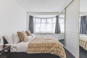 5 dormitorios, tabla de planchar con plancha, Internet y ropa de cama