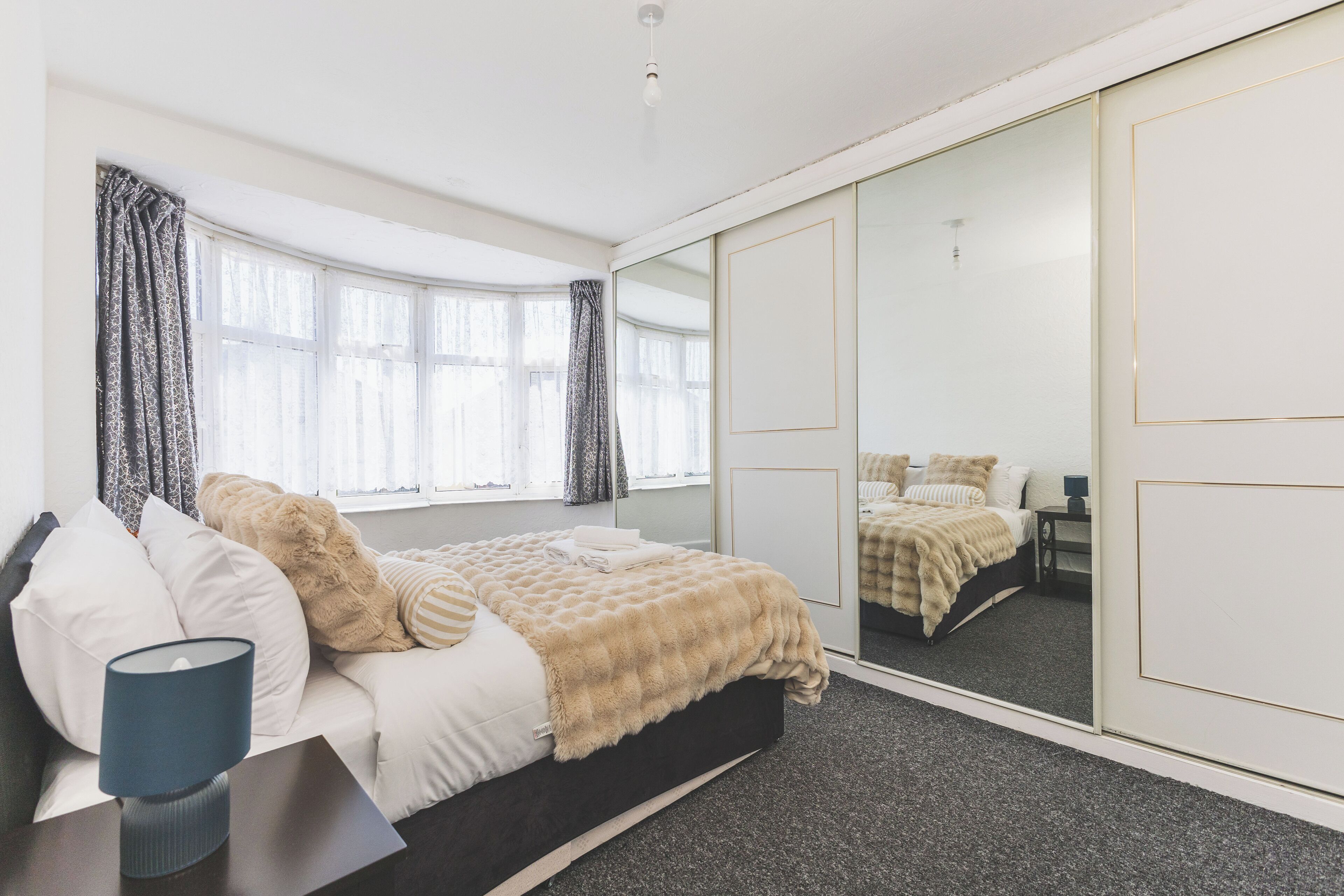 5 bedrooms, iron/ironing board, internet, bed sheets